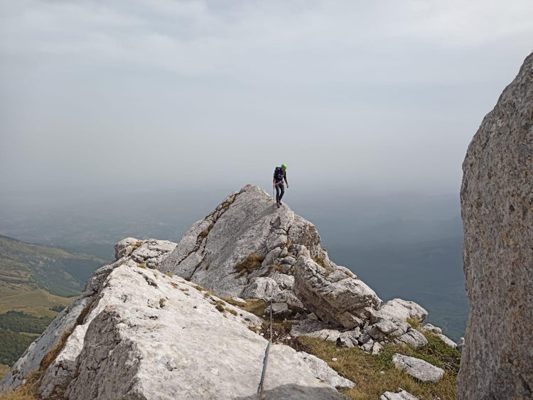 Scopri il multipitch al Corno Piccolo lungo la Cresta Nord Est con vista sul gran sasso