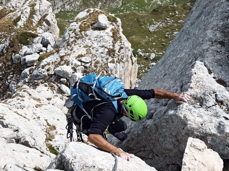 Scopri il multipitch al Corno Piccolo lungo la Cresta Nord Est con vista sul gran sasso