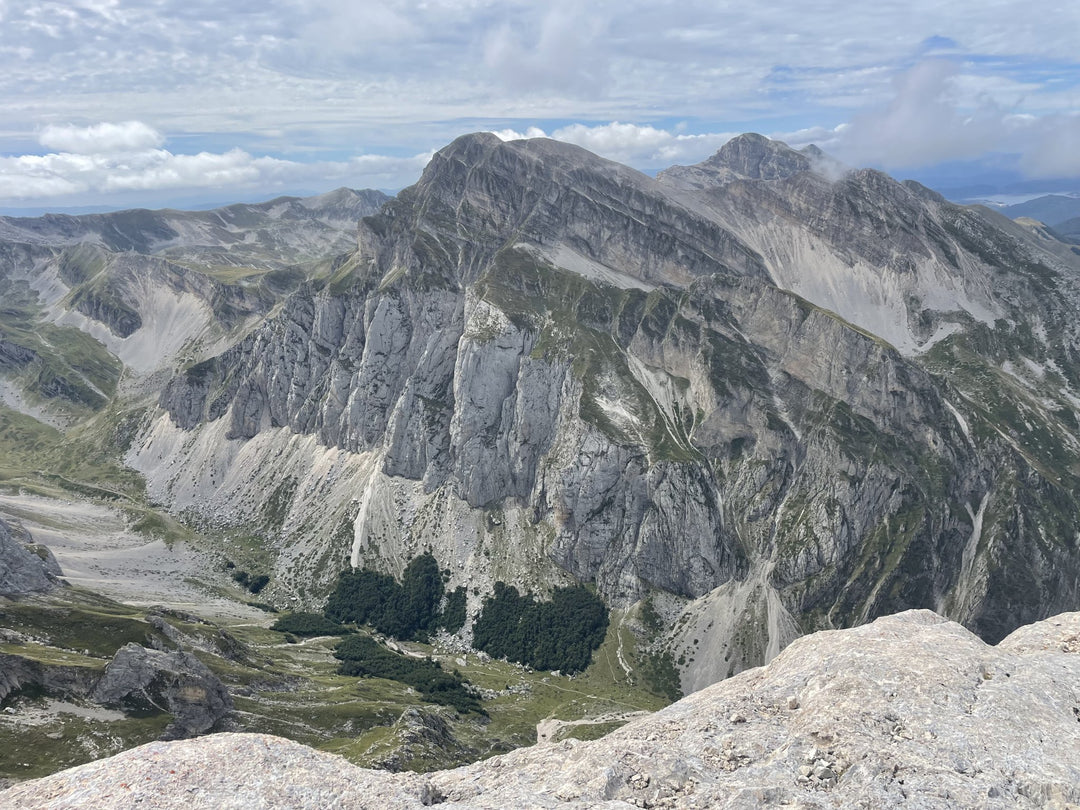 Scopri il multipitch al Corno Piccolo lungo la Cresta Nord Est con vista sul gran sasso