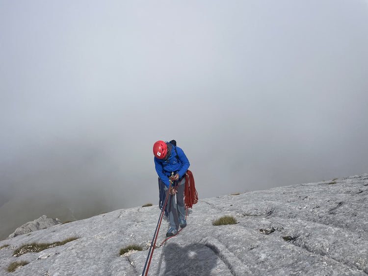Scopri il multipitch al Corno Piccolo lungo la Cresta Nord Est con vista sul gran sasso