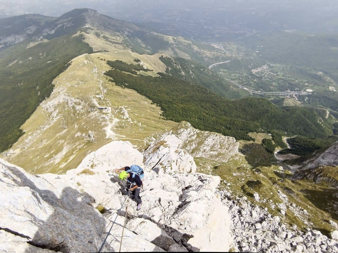 Scopri il multipitch al Corno Piccolo lungo la Cresta Nord Est con vista sul gran sasso