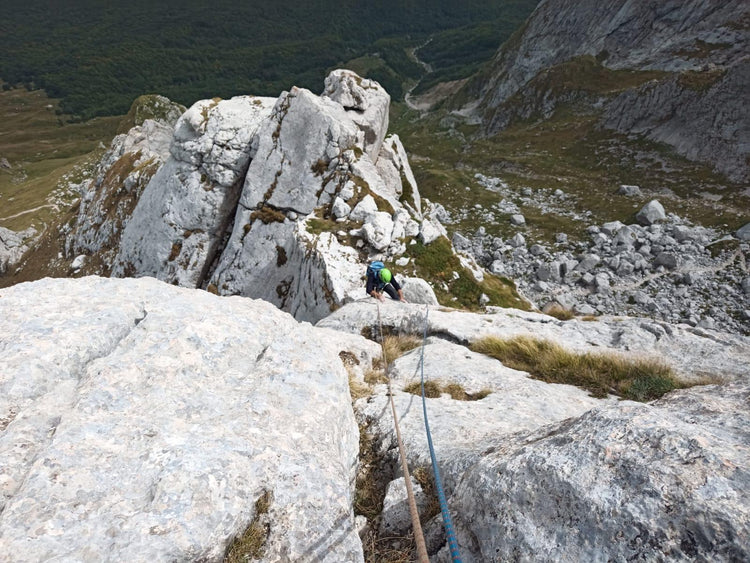 Scopri il multipitch al Corno Piccolo lungo la Cresta Nord Est con vista sul gran sasso