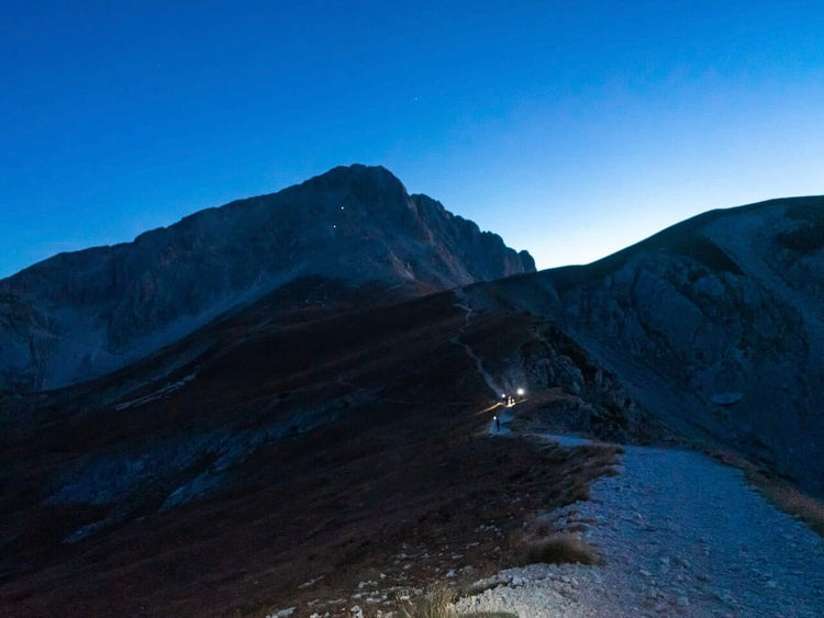 Alba sul Gran Sasso: Monte Aquila e colazione al Rifugio Duca degli Abruzzi - Strike Adventure