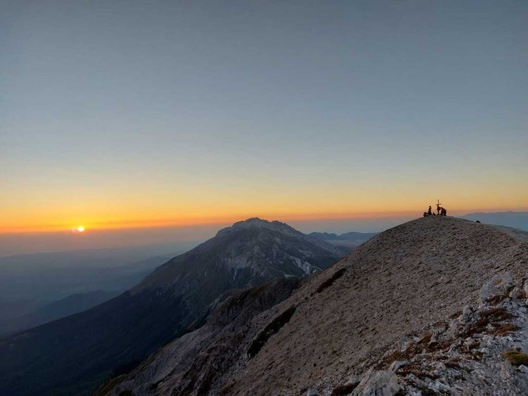 Alba sul Gran Sasso: Monte Aquila e colazione al Rifugio Duca degli Abruzzi - Strike Adventure