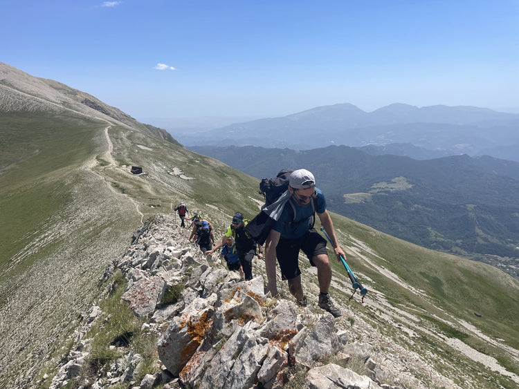 Alta Via dei Monti Sibillini: 15 vette over 2000 e notti tra rifugi e bivacchi - Strike Adventure