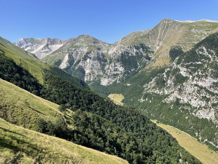 Alta Via dei Monti Sibillini: 15 vette over 2000 e notti tra rifugi e bivacchi - Strike Adventure
