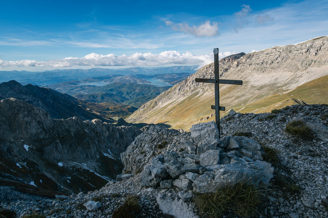 Alta Via Occidentale del Gran Sasso: 10 vette e notti di stelle tra rifugi e bivacchi - Strike Adventure