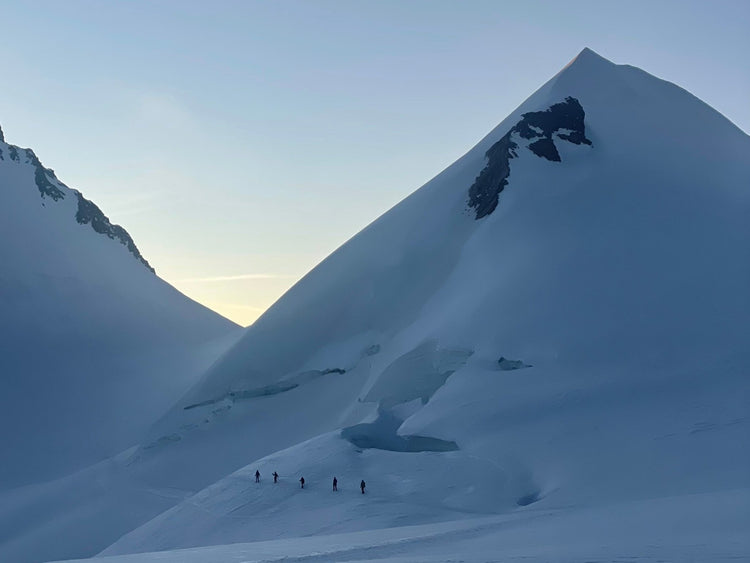 Capanna Margherita 4554m : ascesa alpinistica al Rifugio più alto d'Europa - Strike Adventure