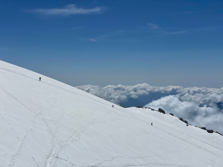 Capanna Margherita 4554m : ascesa alpinistica al Rifugio più alto d'Europa - Strike Adventure