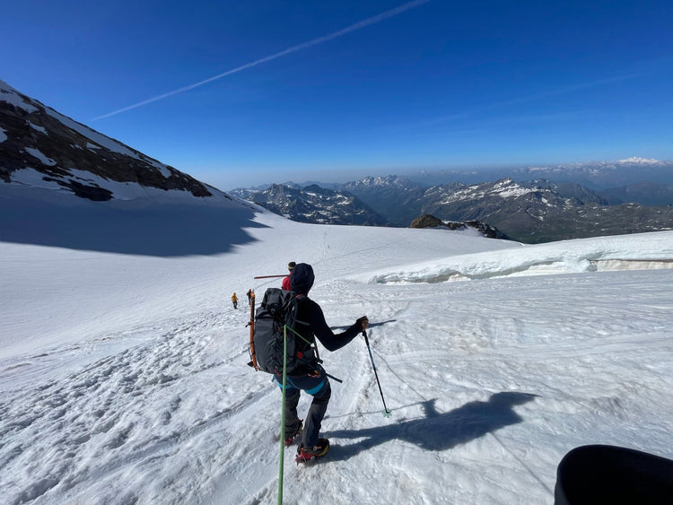 Capanna Margherita 4554m : ascesa alpinistica al Rifugio più alto d'Europa - Strike Adventure