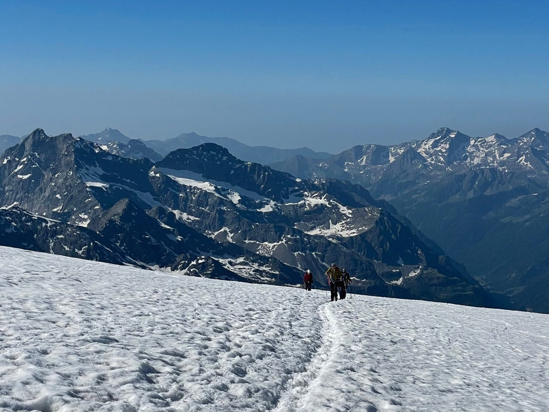 Capanna Margherita 4554m : ascesa alpinistica al Rifugio più alto d'Europa - Strike Adventure