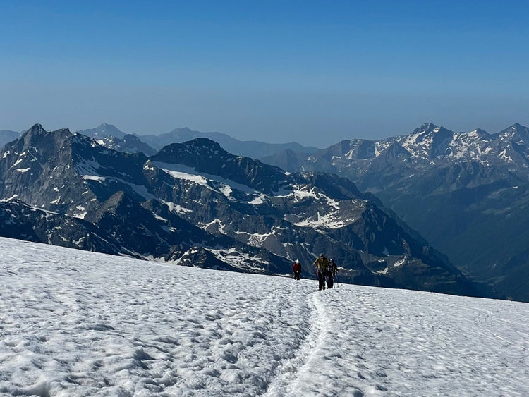 Capanna Margherita 4554m : ascesa alpinistica al Rifugio più alto d'Europa - Strike Adventure