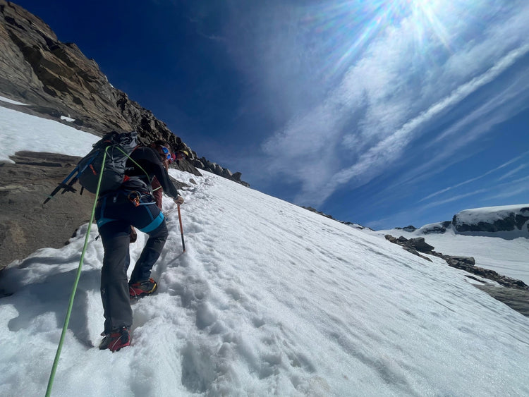 Capanna Margherita 4554m : ascesa alpinistica al Rifugio più alto d'Europa - Strike Adventure