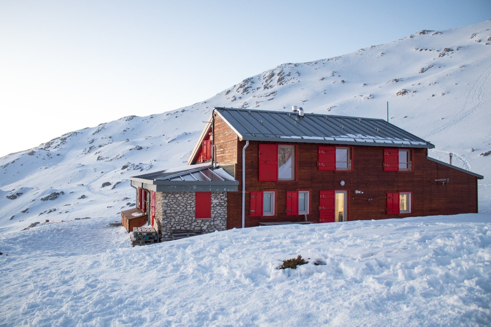 Ciaspolata al Rifugio V.Sebastiani lungo le Valli del Parco Sirente Velino - Strike Adventure