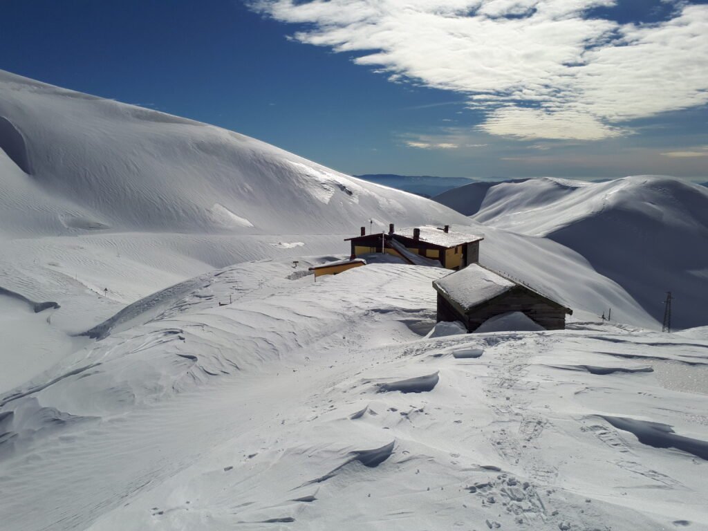 Ciaspolata Panoramica sul Terminllo con Pranzo al Rifugio A.Sebastiani - Strike Adventure