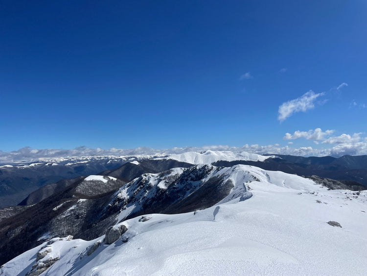 Ciaspolata Panoramica tra i pianori carsici innevati di Campo Catino - Strike Adventure