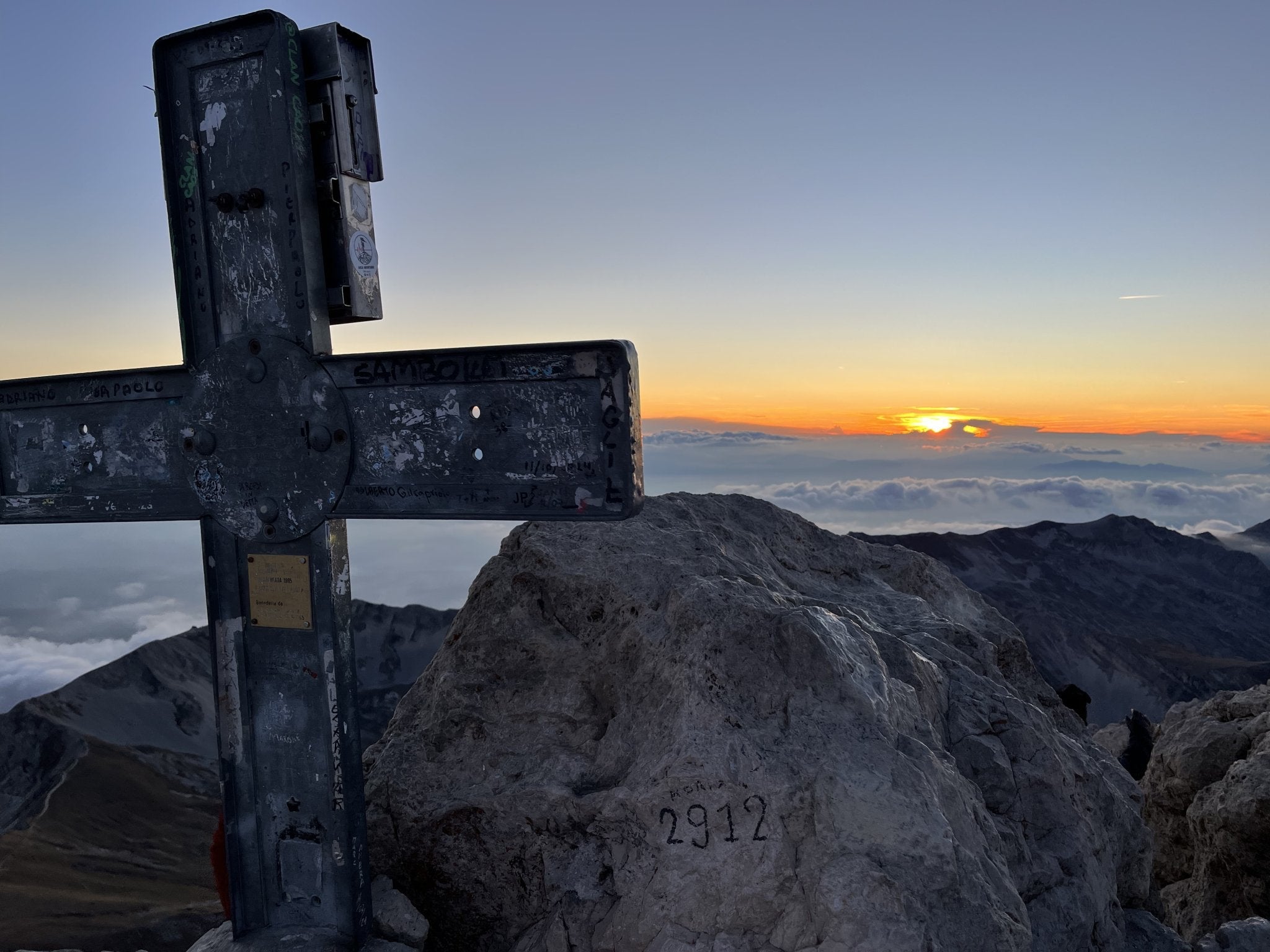 Corno Grande (2912M) al tramonto con rientro in notturna - Strike Adventure