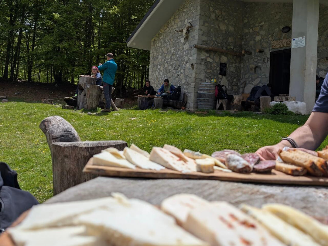 I Panorami a 360° di Monte San Rocco con Pranzo in Rifugio - Discover Experience