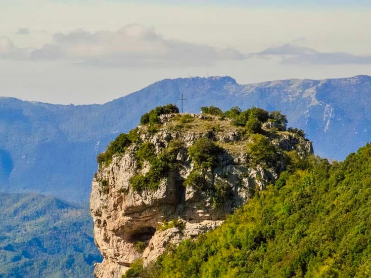 Trekking I Panorami della Morra Ferogna e l'eremo di Santa Chelidonia | Strike Adventure