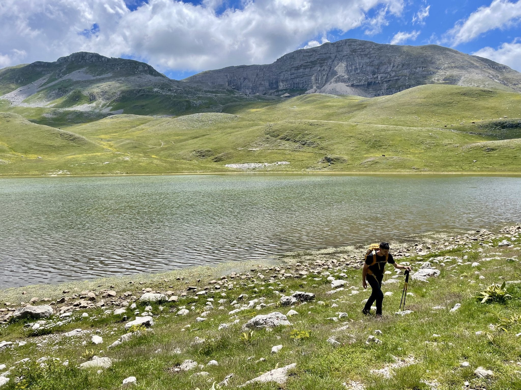 Il Lago della Duchessa e i mille colori delle fioriture primaverili - Strike Adventure