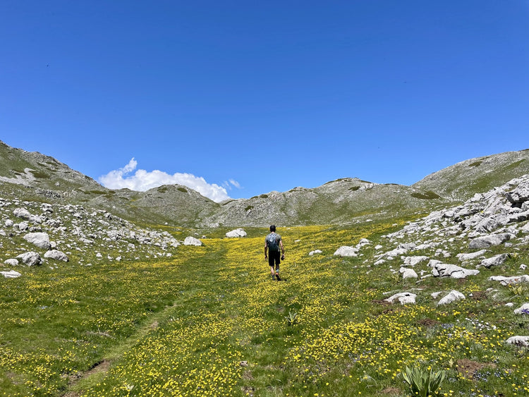 Il Lago della Duchessa e i mille colori delle fioriture primaverili - Strike Adventure