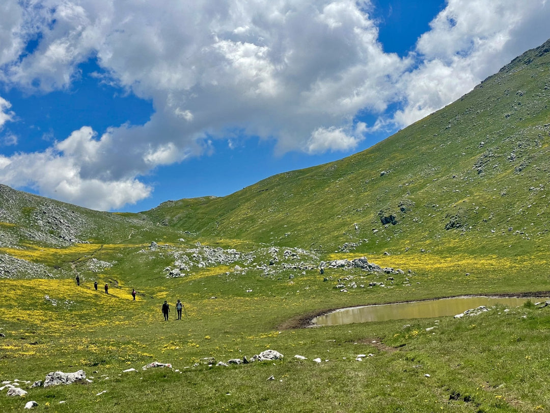 Il Lago della Duchessa e i mille colori delle fioriture primaverili - Strike Adventure