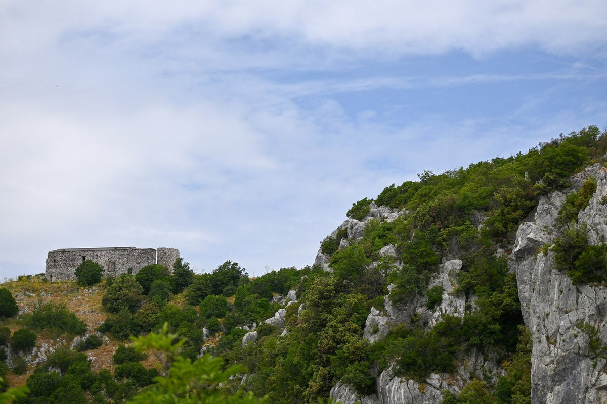 Trekking Il Monte Soratte e i suoi eremi al tramonto – Riserva Naturale Regionale Monte Soratte, Lazio | Strike Adventure