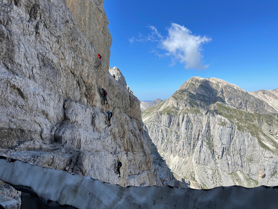 Il Trekking delle 5 Ferrate del Gran Sasso con notte in Rifugio a 2433 m - Strike Adventure