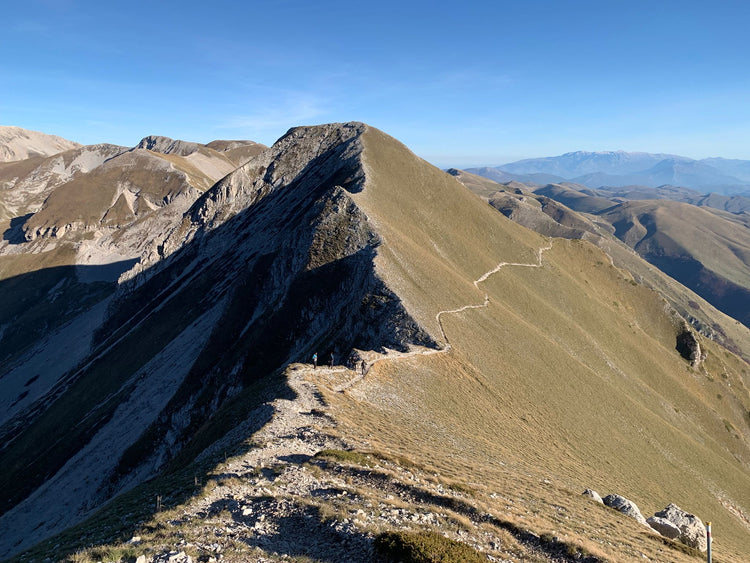 La piramide rocciosa di Pizzo Cefalone e i panorami mozzafiato del Gran Sasso - Strike Adventure