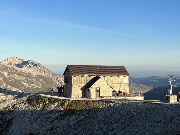 La piramide rocciosa di Pizzo Cefalone e i panorami mozzafiato del Gran Sasso - Strike Adventure
