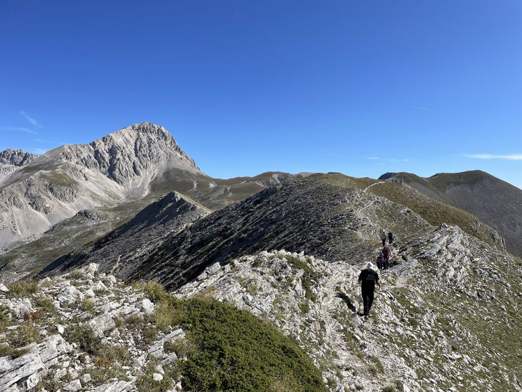 La piramide rocciosa di Pizzo Cefalone e i panorami mozzafiato del Gran Sasso - Strike Adventure