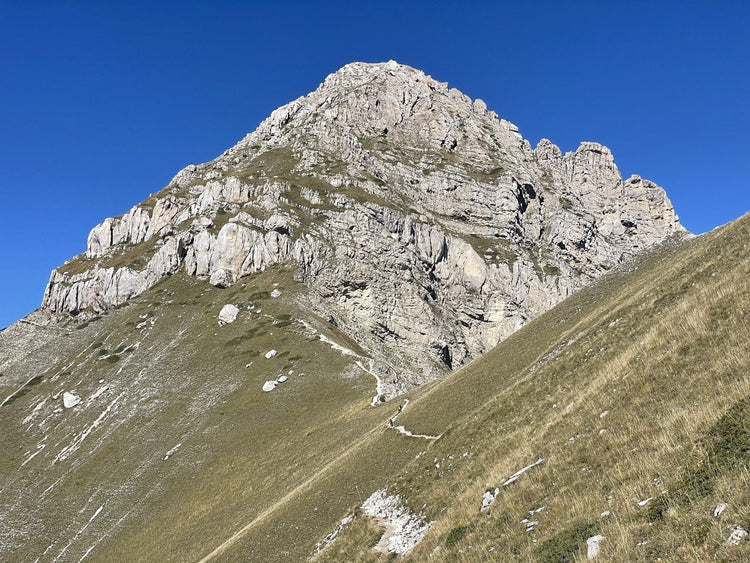 La piramide rocciosa di Pizzo Cefalone e i panorami mozzafiato del Gran Sasso - Strike Adventure