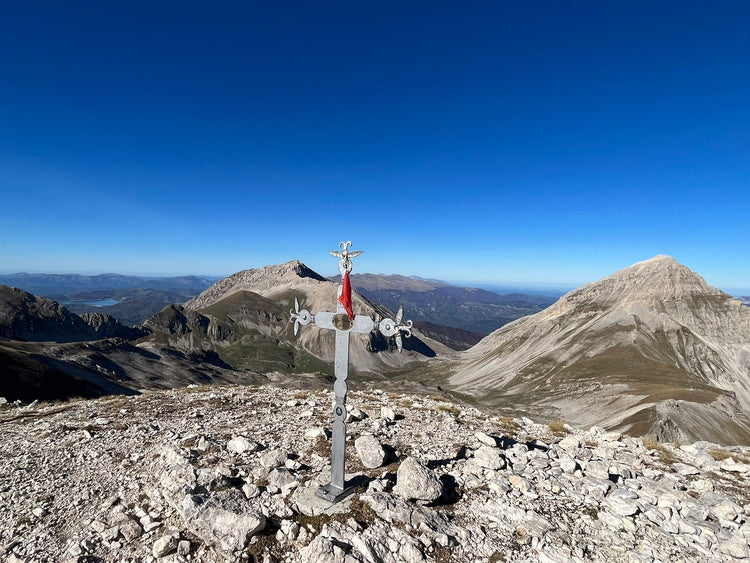 La piramide rocciosa di Pizzo Cefalone e i panorami mozzafiato del Gran Sasso - Strike Adventure