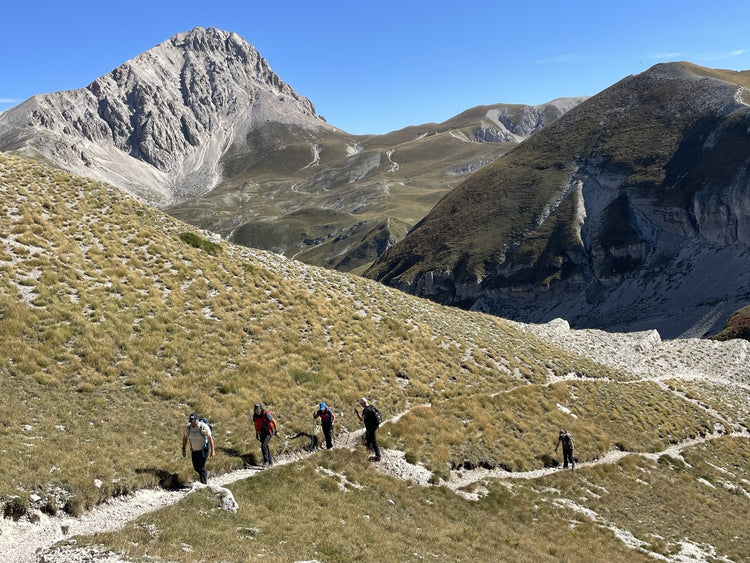 La piramide rocciosa di Pizzo Cefalone e i panorami mozzafiato del Gran Sasso - Strike Adventure