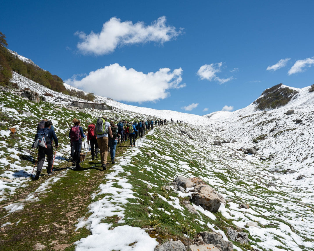 Lago della Duchessa: tra ultima neve e fioriture primaverili - Strike Adventure