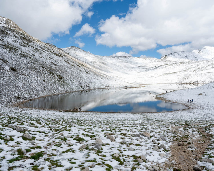 Lago della Duchessa: tra ultima neve e fioriture primaverili - Strike Adventure