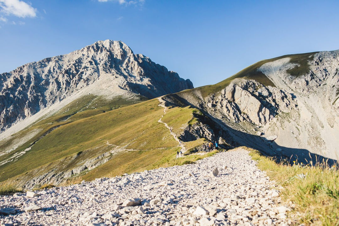 Monte Aquila: tramonto sul Gran Sasso con cena al Rifugio Duca degli Abruzzi - Strike Adventure