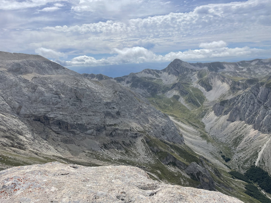Scopri il multipitch al Corno Piccolo lungo la Cresta Nord Est con vista sul gran sasso