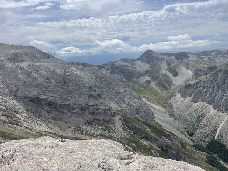 Scopri il multipitch al Corno Piccolo lungo la Cresta Nord Est con vista sul gran sasso