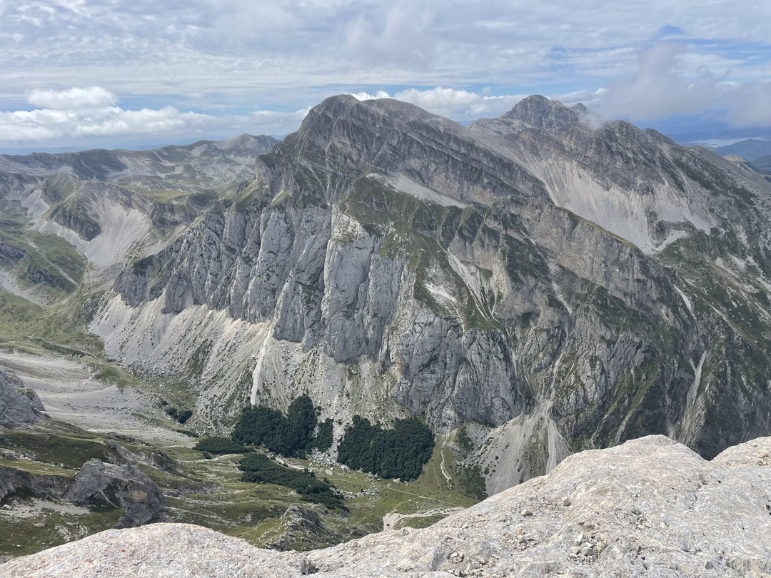 Scopri il multipitch al Corno Piccolo lungo la Cresta Nord Est con vista sul gran sasso