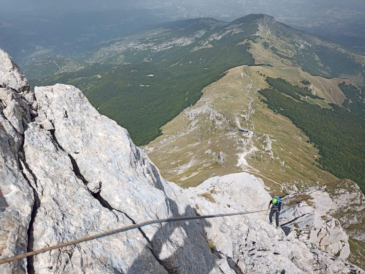 Scopri il multipitch al Corno Piccolo lungo la Cresta Nord Est con vista sul gran sasso