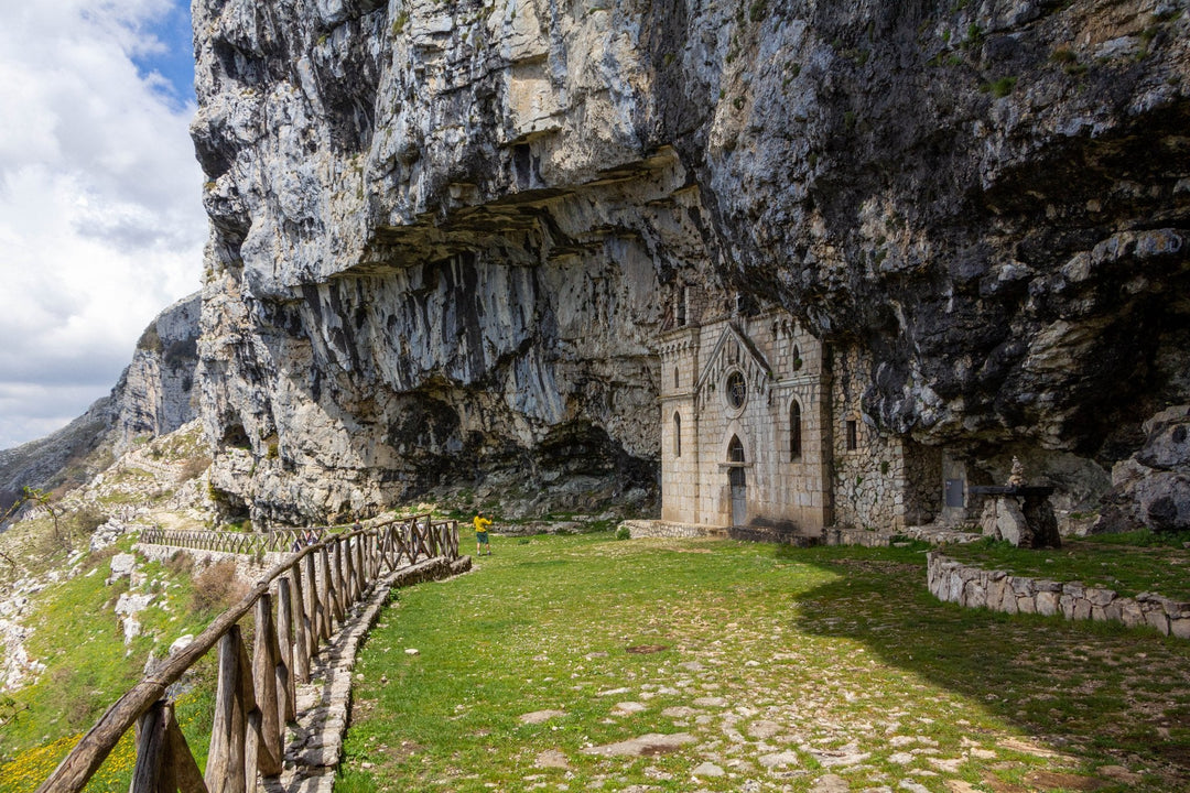 Panorami a picco sul mare: Monte Redentore e l'Eremo di S.Michele Arcangelo - Strike Adventure