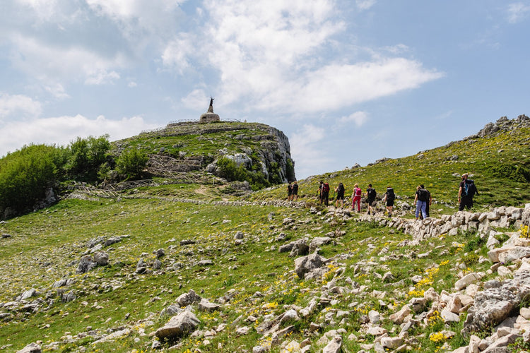 Panorami a picco sul mare: Monte Redentore e l'Eremo di S.Michele Arcangelo - Strike Adventure