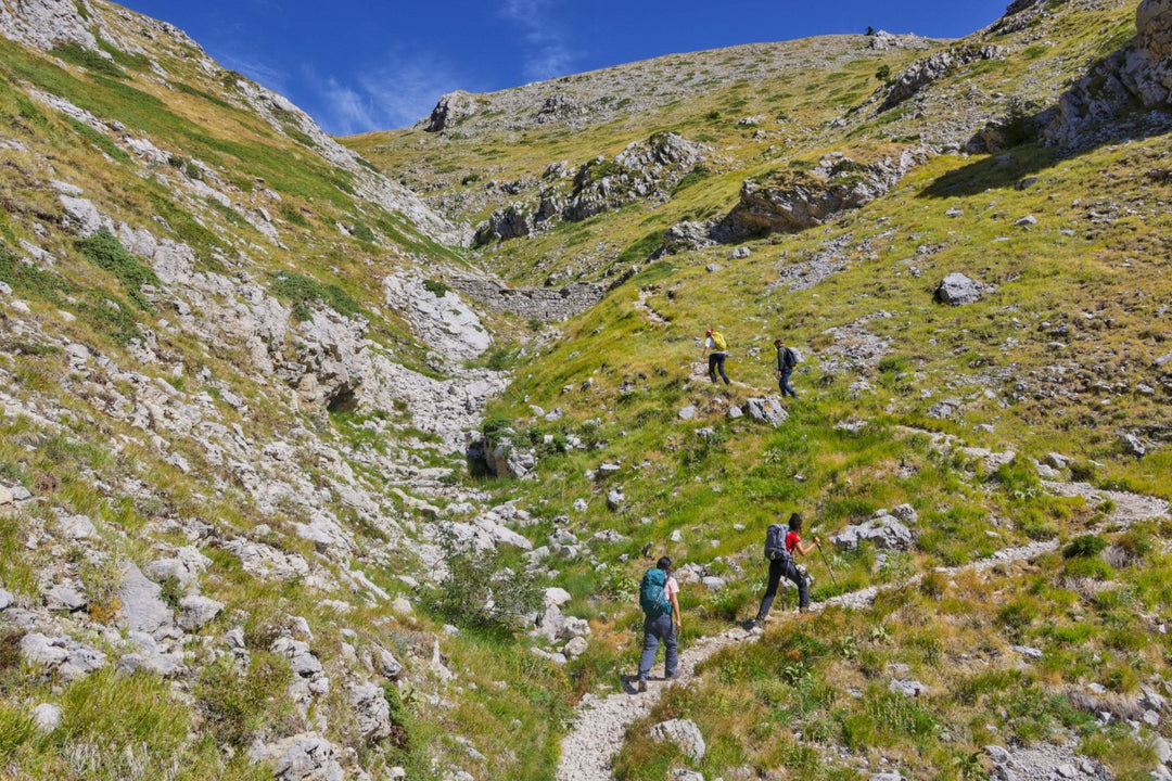 Trekking Sul Gran Sasso tra Monte Siella e Canyon dello Scoppaturo con finale di arrosticini – Parco Nazionale Gran Sasso e Monti della Laga, Abruzzo | Strike Adventure
