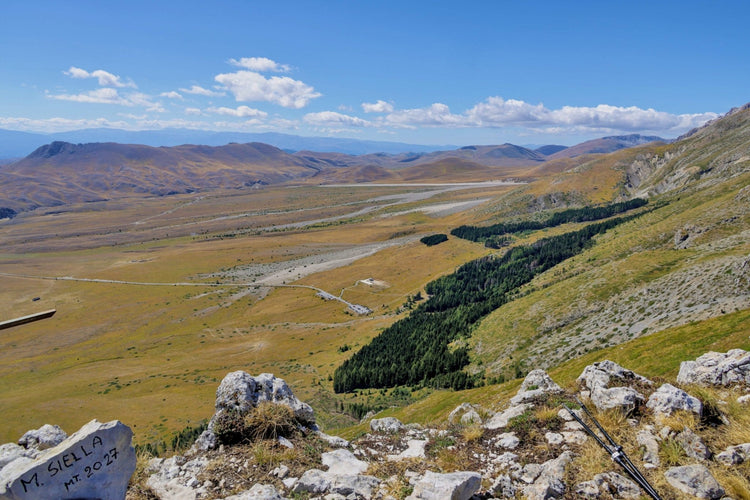 Trekking Sul Gran Sasso tra Monte Siella e Canyon dello Scoppaturo con finale di arrosticini – Parco Nazionale Gran Sasso e Monti della Laga, Abruzzo | Strike Adventure