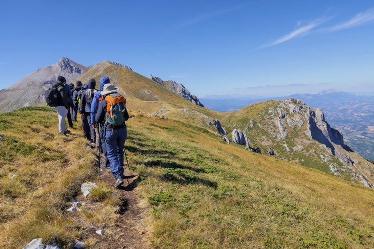 Trekking Sul Gran Sasso tra Monte Siella e Canyon dello Scoppaturo con finale di arrosticini – Parco Nazionale Gran Sasso e Monti della Laga, Abruzzo | Strike Adventure