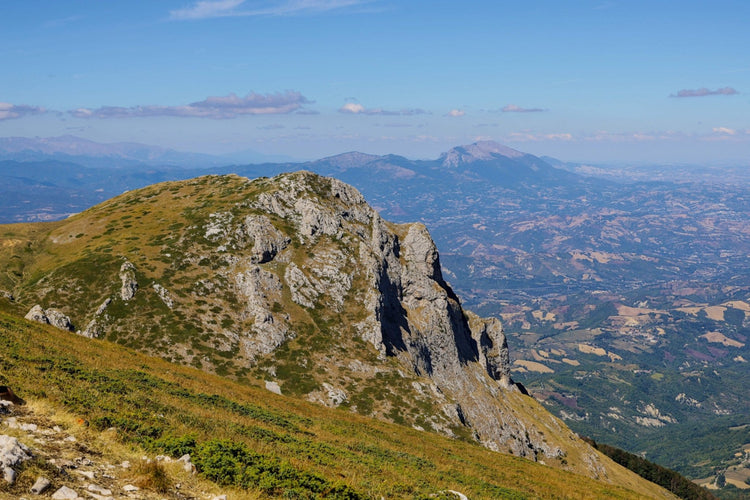 Trekking Sul Gran Sasso tra Monte Siella e Canyon dello Scoppaturo con finale di arrosticini – Parco Nazionale Gran Sasso e Monti della Laga, Abruzzo | Strike Adventure