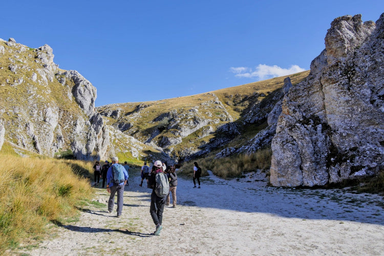 Trekking Sul Gran Sasso tra Monte Siella e Canyon dello Scoppaturo con finale di arrosticini – Parco Nazionale Gran Sasso e Monti della Laga, Abruzzo | Strike Adventure
