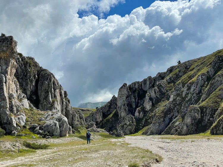 Trekking Sul Gran Sasso tra Monte Siella e Canyon dello Scoppaturo con finale di arrosticini – Parco Nazionale Gran Sasso e Monti della Laga, Abruzzo | Strike Adventure