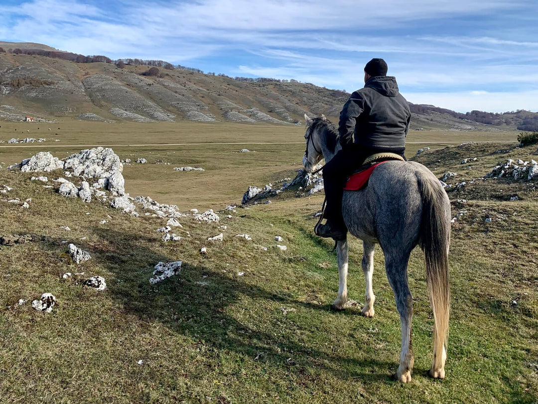 Trekking Equestre tra i Monti Simbruini: una giornata a cavallo con pranzo in Rifugio - Strike Adventure